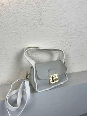 Gri Beyazlı Renk Kilitli Çapraz Çanta CB6974