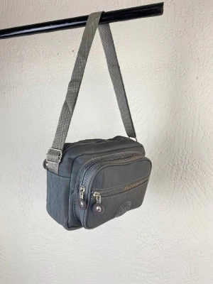 Gri Renk 3 Bölmeli Krinkıl Çapraz Çanta CB5279