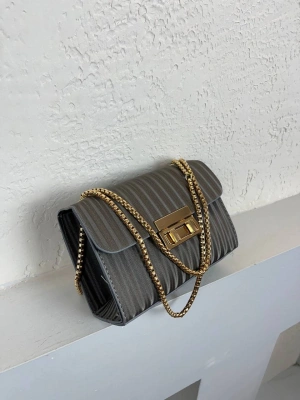 Gri Zincir Detaylı Çapraz Çanta CB9103