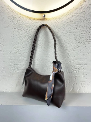 Kahve Kolları Hasır Fularlı Kol Çanta CB6714