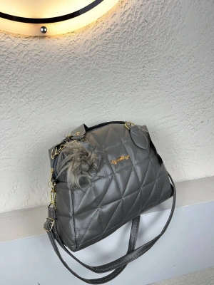 Koyu Gri  Ponpon hediyeli Zincirli Çapraz Çanta CB7826