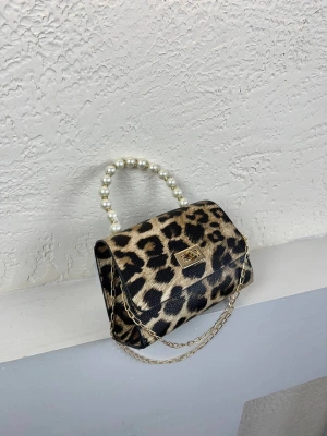 Koyu Leopar Renk İncili Zincirli Çanta CB4178