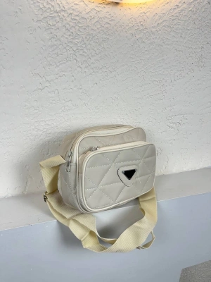 Krem Renk 2 Bölme Kapitone Kücük Çanta CB0239