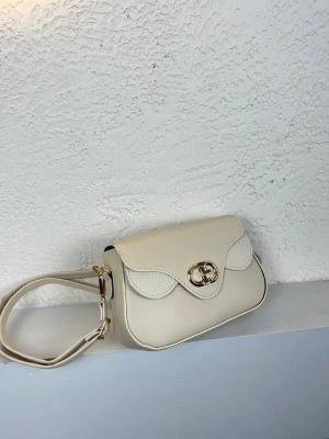 Krem Renk Kalıp Önü Kilitli Çanta CB9131