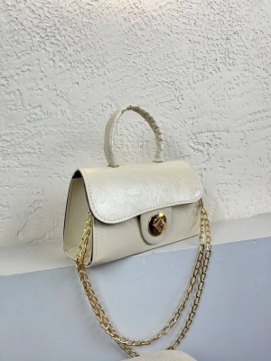 Krem Renk Kalıp Zincirli Çanta CB091487