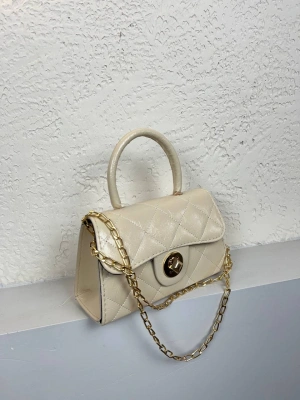 Krem Renk Kapitone Zincirli Çanta CB8134
