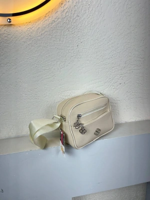 Krem Renk Lakos 3 Bölme Çanta CB28177