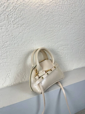 Krem Renk Önü Tokalı Kalite Çanta CB90171