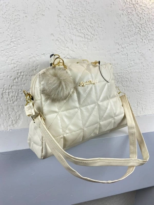 Krem Renk Ponpon hediyeli Zincirli Çapraz Çanta CB7826