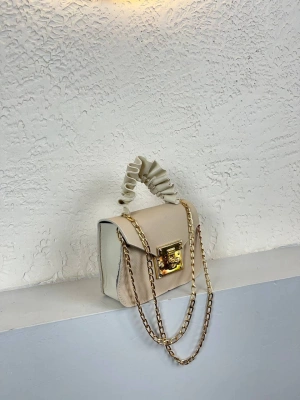 Krem Renk Vizon Sap Mini Zincirli Çanta CB5796