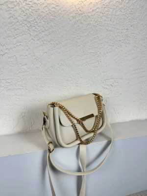 Krem Renk Yeni Sezon Zincir Detaylı Çanta CB2071