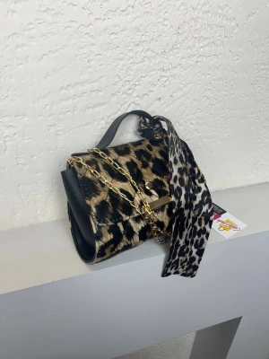 Leopar Renk Fular Detaylı Kol Çanta CB9825
