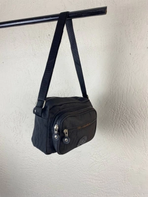 Siyah Renk 3 Bölmeli Krinkıl Çapraz Çanta CB5279