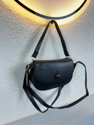 Siyah Renk Düğmeli Çapraz Çanta CB98422