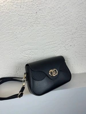 Siyah Renk Kalıp Önü Kilitli Çanta CB9131