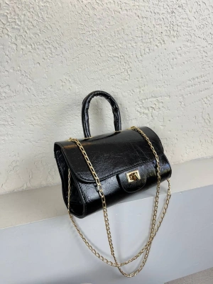 Siyah Renk Kalıp Zincirli Çapraz Çanta CB8161