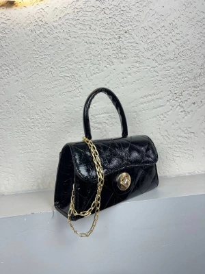 Siyah Renk Kapitone Zincirli Çanta CB8134