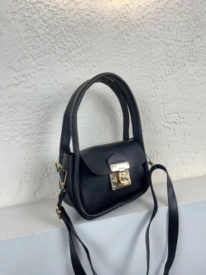 Siyah Renk Kilitli Çapraz Çanta CB6974