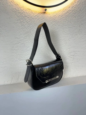 Siyah Renk Önü Metal Kalıp Çanta CB8459