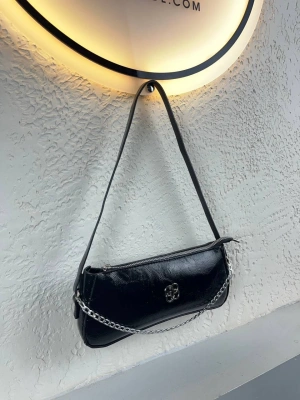 Siyah Renk Önü Zincirli Çanta CB8911