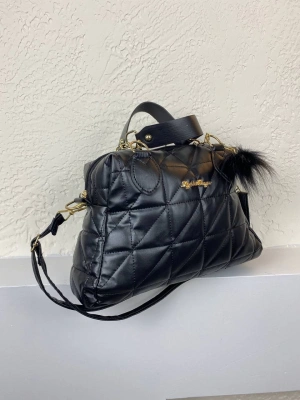 Siyah Renk Ponpon hediyeli Zincirli Çapraz Çanta CB7826