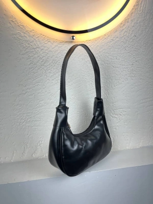 Siyah Renk Yumuşak Deri Baget Çanta CB2543