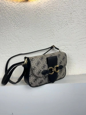 Siyah Vizon Desenli Renk Tokalı Çanta CB9100