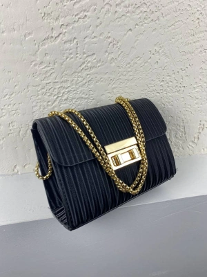 Siyah Zincir Detaylı Çapraz Çanta CB9103