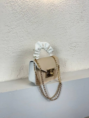 Vizon Renk Beyaz Sap Mini Zincirli Çanta CB5796