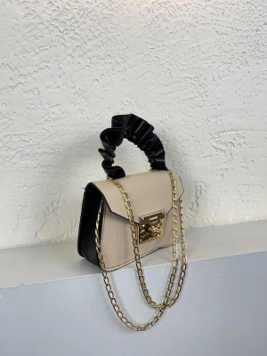 Vizon Renk Siyah Sap Mini Zincirli Çanta CB5796