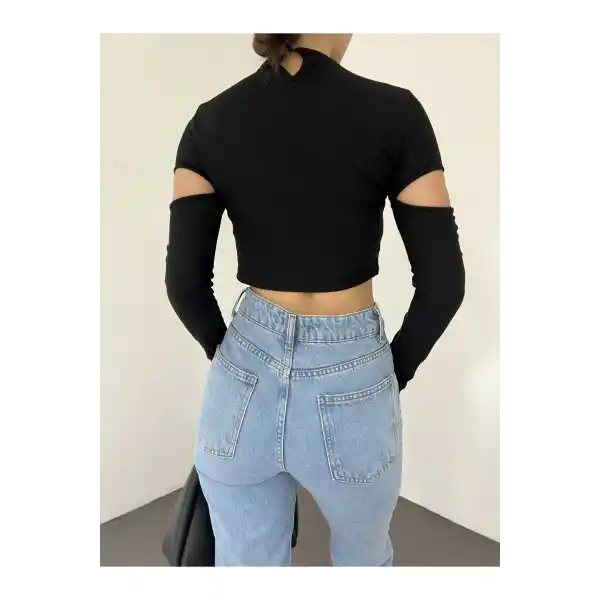 Dik Yaka Kolları Dekolte Detaylı Crop Bluz