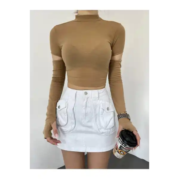 Dik Yaka Kolları Dekolte Detaylı Crop Bluz