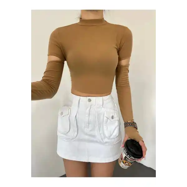 Dik Yaka Kolları Dekolte Detaylı Crop Bluz