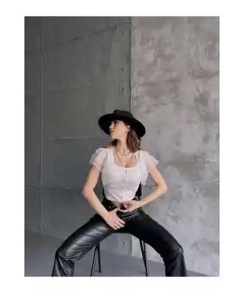 Omuzu Tüllü Düğme Detaylı Crep Bluz