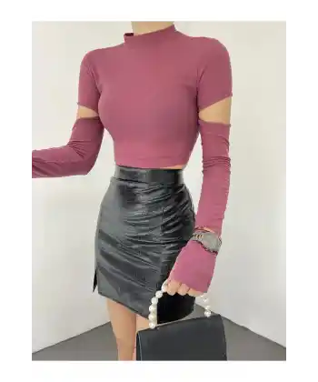 Dik Yaka Kolları Dekolte Detaylı Crop Bluz