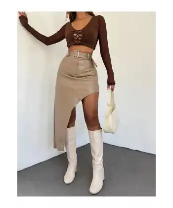 Derin Yırtmaç Detaylı Kemerli Suni Deri Etek