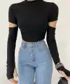 Dik Yaka Kolları Dekolte Detaylı Crop Bluz