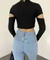 Dik Yaka Kolları Dekolte Detaylı Crop Bluz