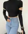 Dik Yaka Kolları Dekolte Detaylı Crop Bluz