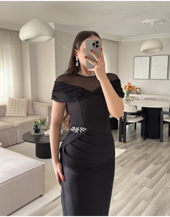 MİTA TAŞ YAKA DRAPELİ SİYAH ELBİSE