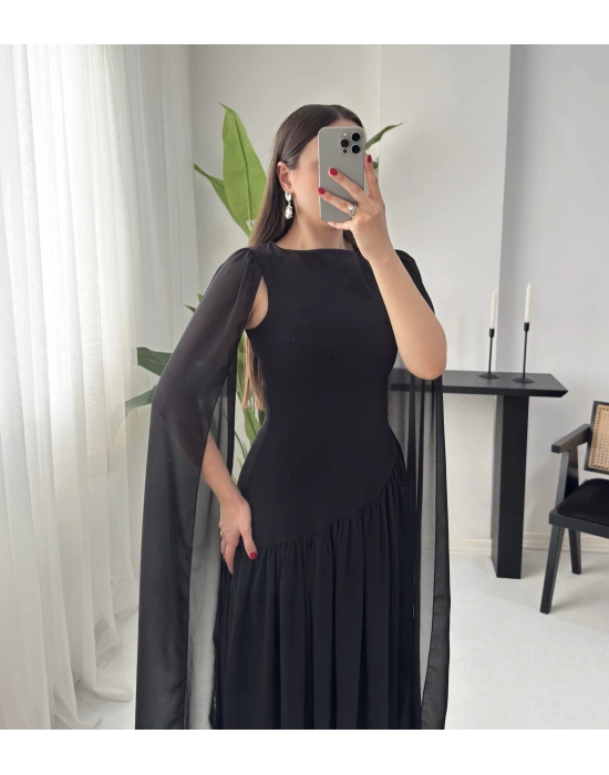 AMBER PELERİN DETAYLI SİYAH ELBİSE