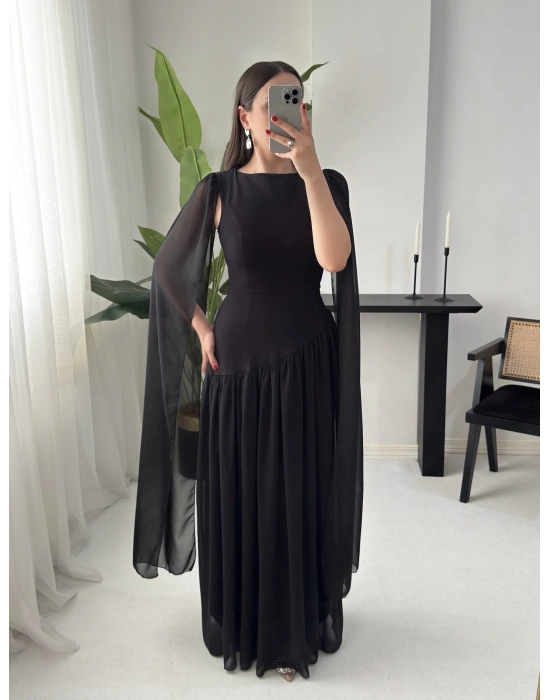 AMBER PELERİN DETAYLI SİYAH ELBİSE