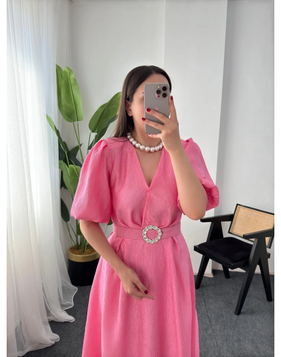 ARİA PARLAK KUMAŞ KRUVAZE YAKA KEMERLİ PEMBE ELBİSE