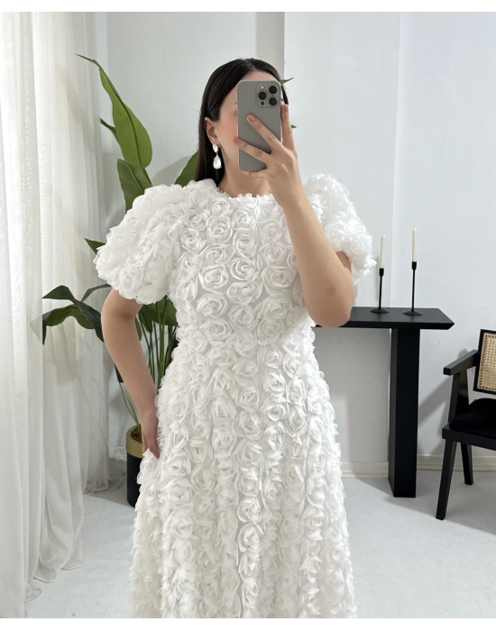 AURA MİDİ BOY GÜL DOKULU BEYAZ ELBİSE