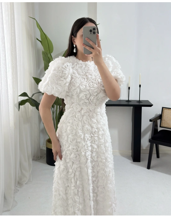 AURA MİDİ BOY GÜL DOKULU BEYAZ ELBİSE