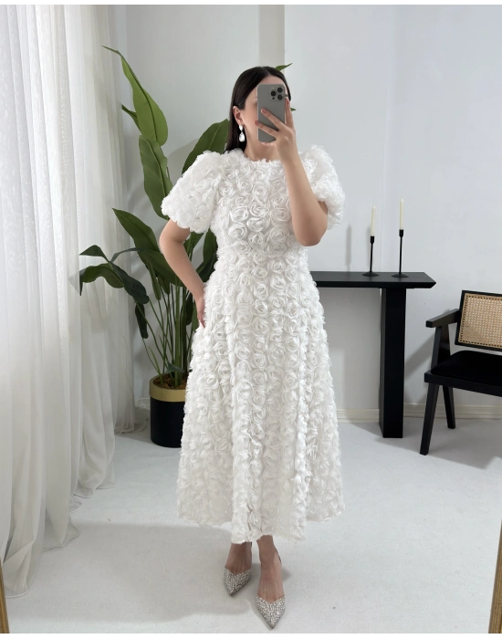 AURA MİDİ BOY GÜL DOKULU BEYAZ ELBİSE