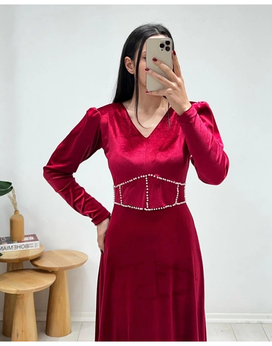 BORDO İNCİ BEL DETAYLI KADİFE ELBİSE