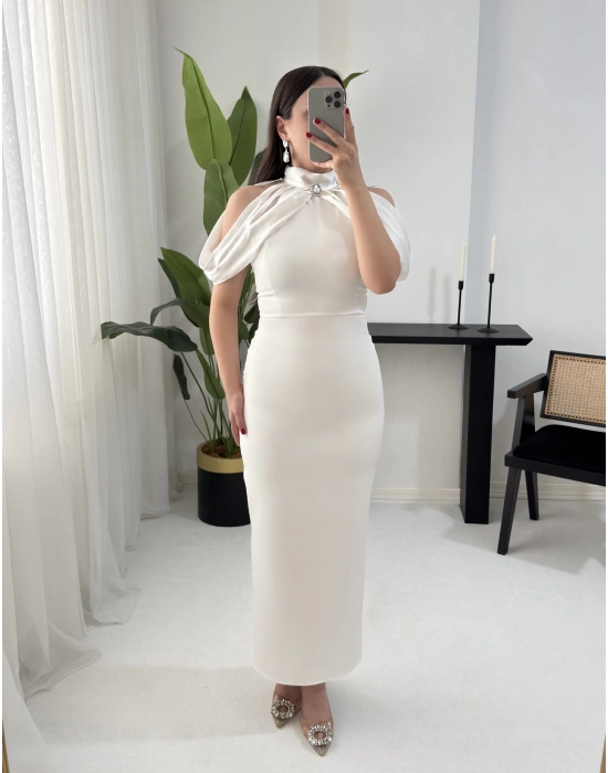 DİAMOND OMUZ DETAYLI BROŞLU BEYAZ ELBİSE