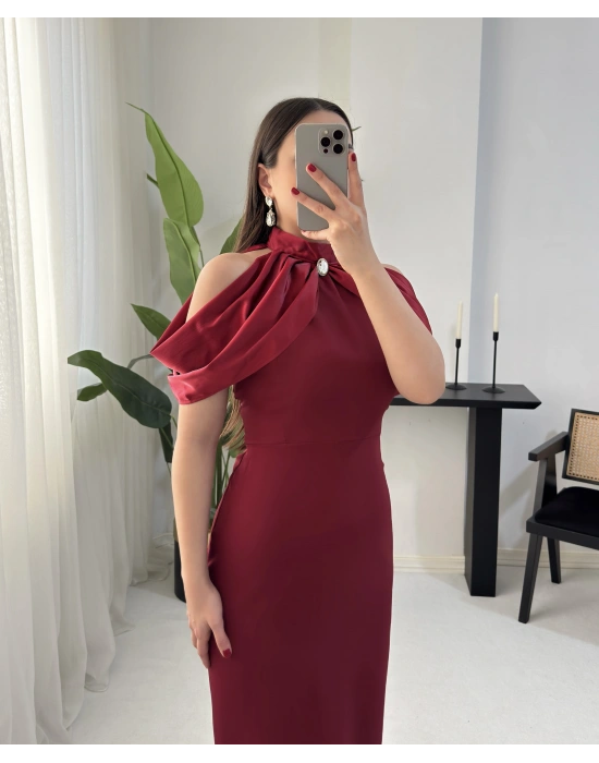 DİAMOND OMUZ DETAYLI BROŞLU BORDO ELBİSE