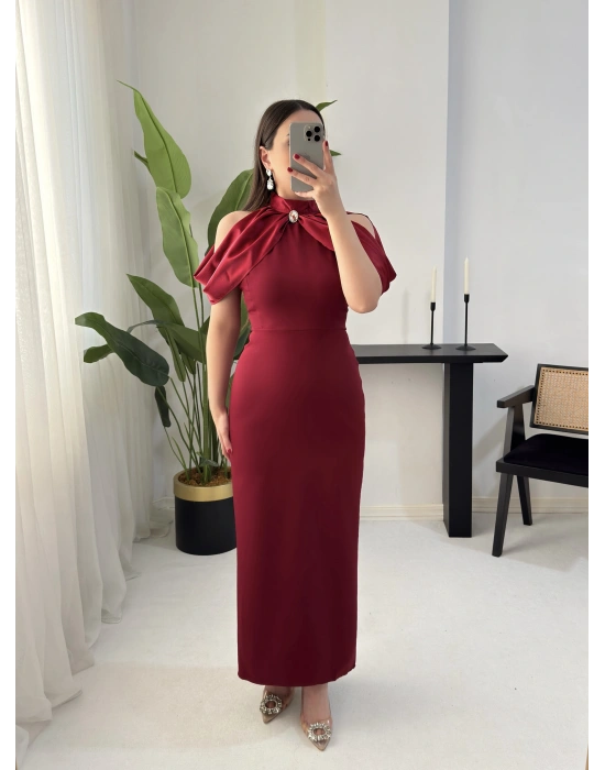 DİAMOND OMUZ DETAYLI BROŞLU BORDO ELBİSE